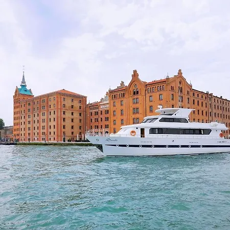 Yacht Sarah Venezia La Giudecca