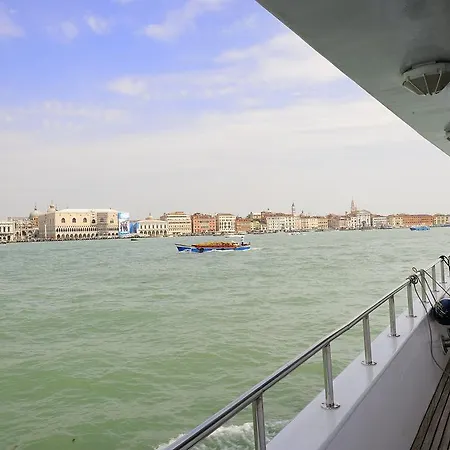 Yacht Sarah Venezia La Giudecca